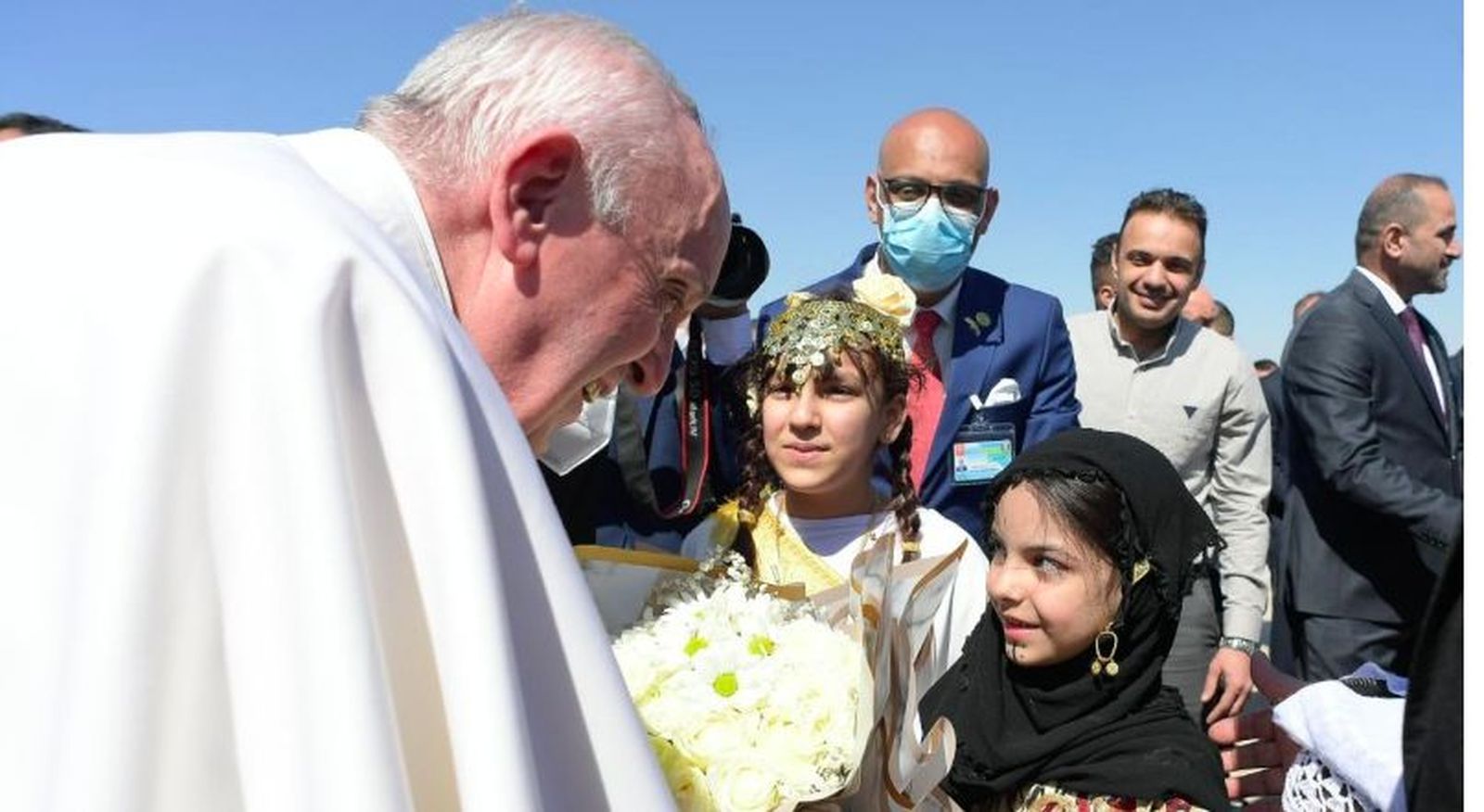 Francisco, con dos niños, a su llegada al encuentro interreligioso de Urd