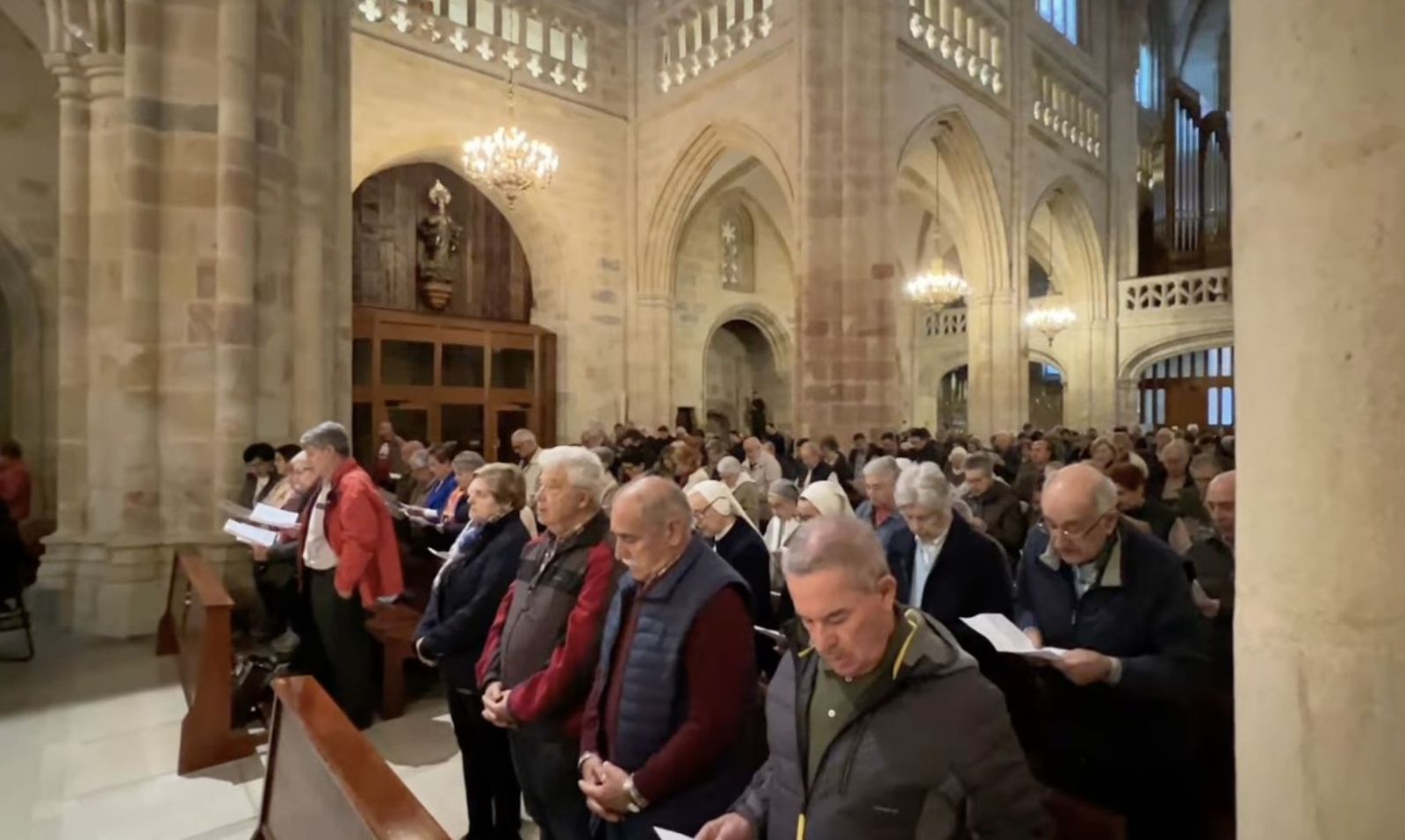 Los asistentes al acto oracional en la catedral de Bilbao