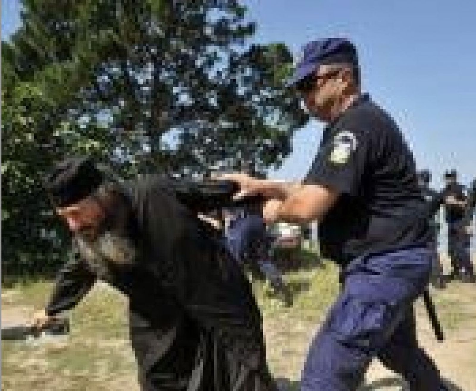 Un policía detiene a un monje del Monasterio de Esphigmenou en el Monte Athos en 2013