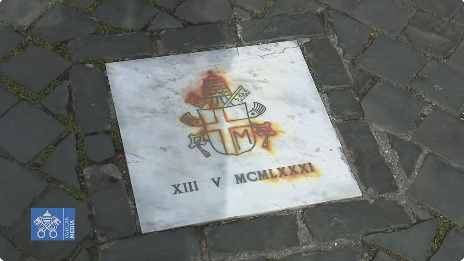 Placa que recuerda el lugr y la fecha en donde Juan Pablo II sufrió el atentado
