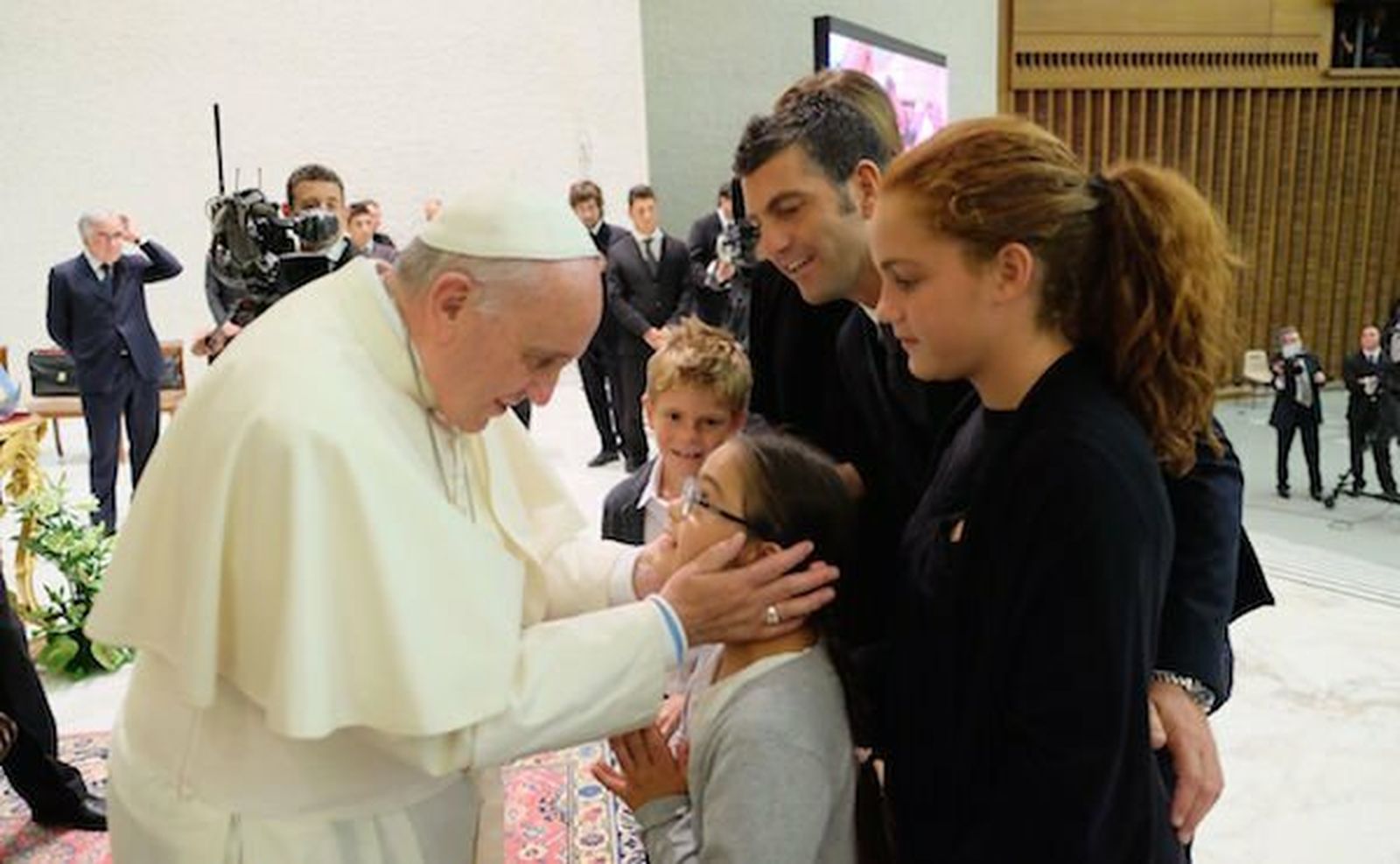 El Papa y una familia