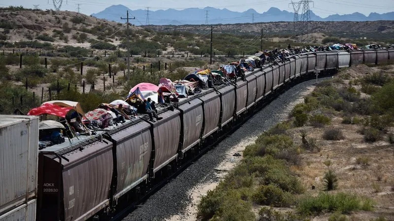 Migrantes, en el tren conocido como La Bestia, cerca de Ciudad Juárez.