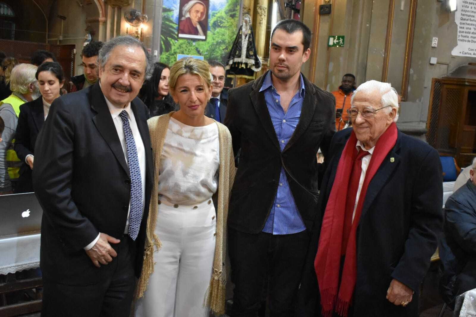 La vicepresidenta, Hernán Reyes y el padre Ángel, con el embajador de Argentina