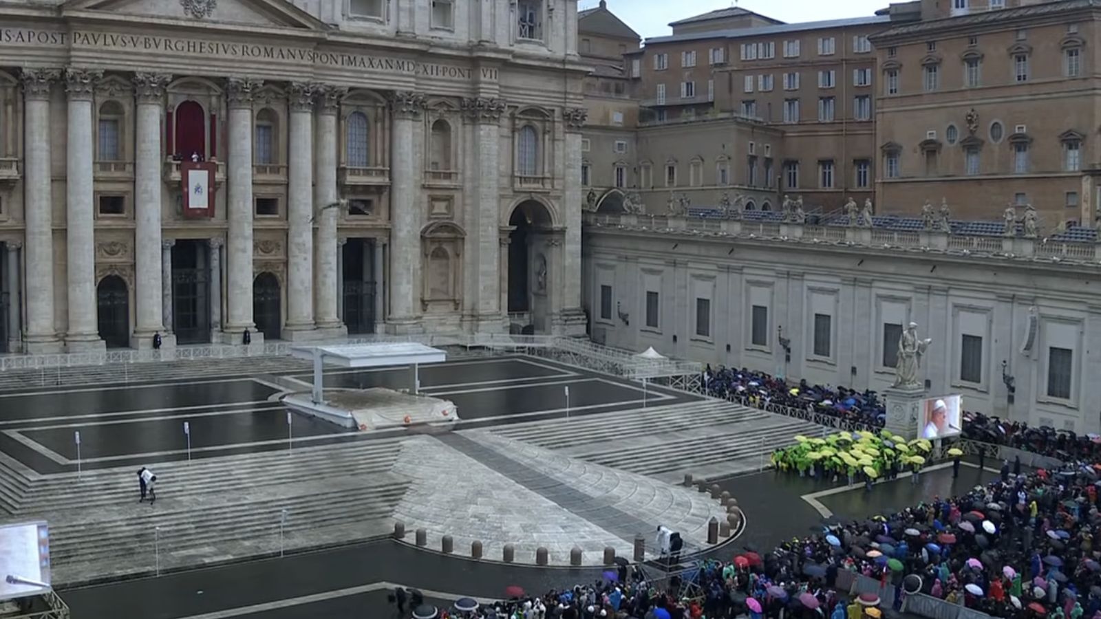 Fieles en la plaza de San Pedro