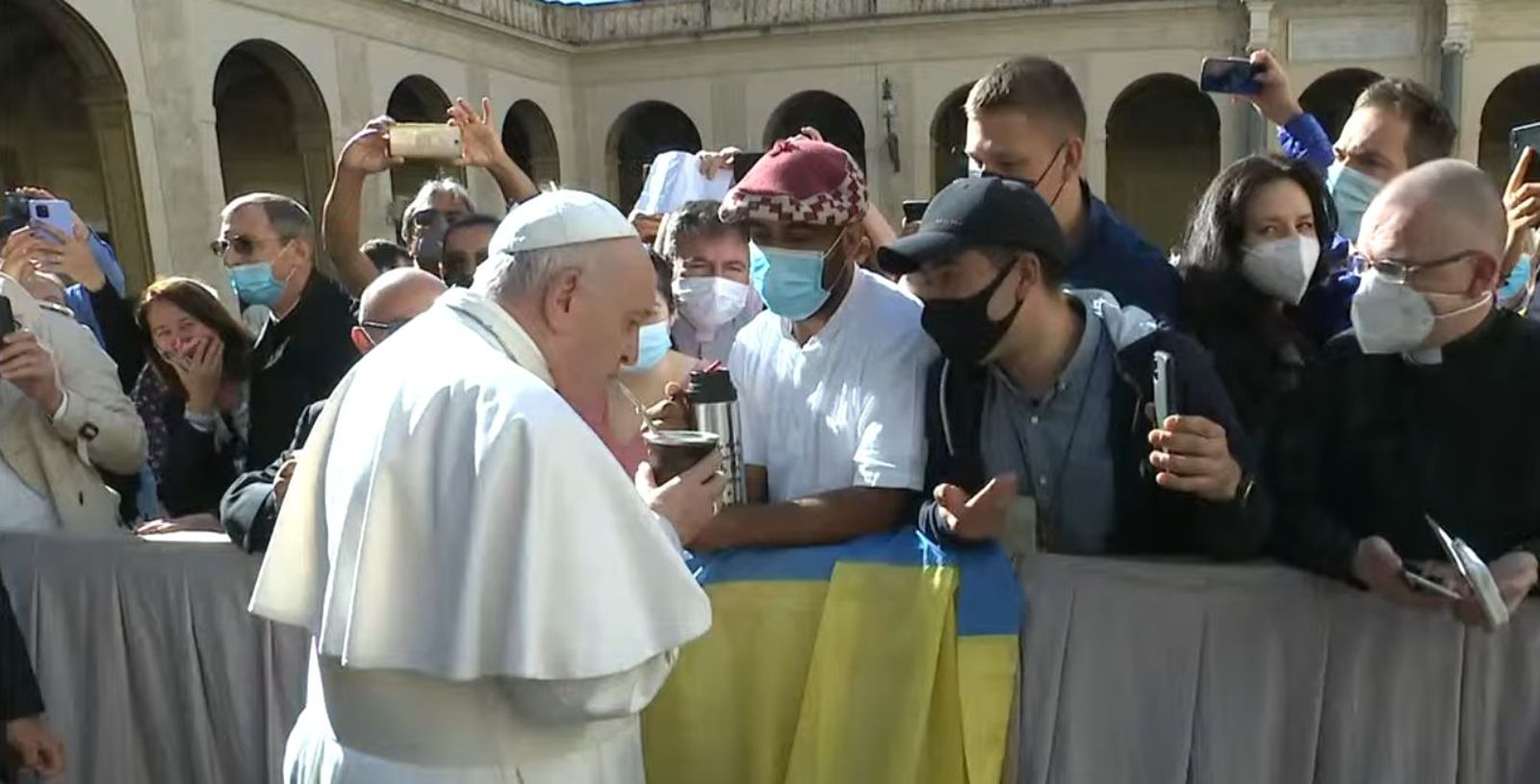 El Papa toma mate en la audiencia