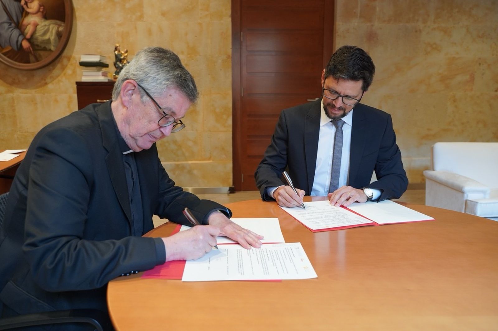 Firma del convenio. UPSA.