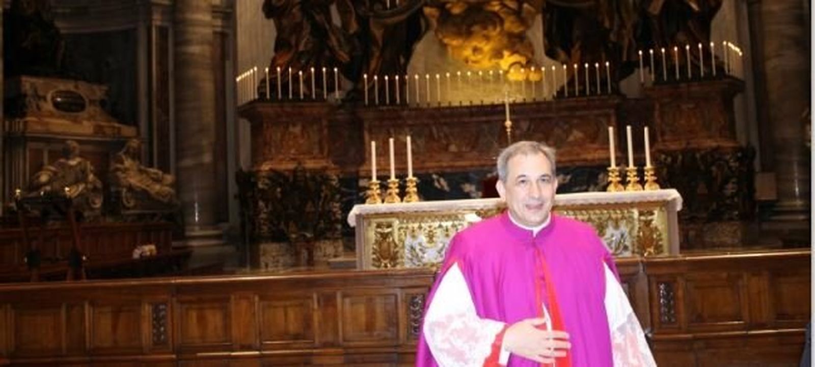 Ángel Lucio Vallejo Balda, ante el altar de la cátedra de San Pedro