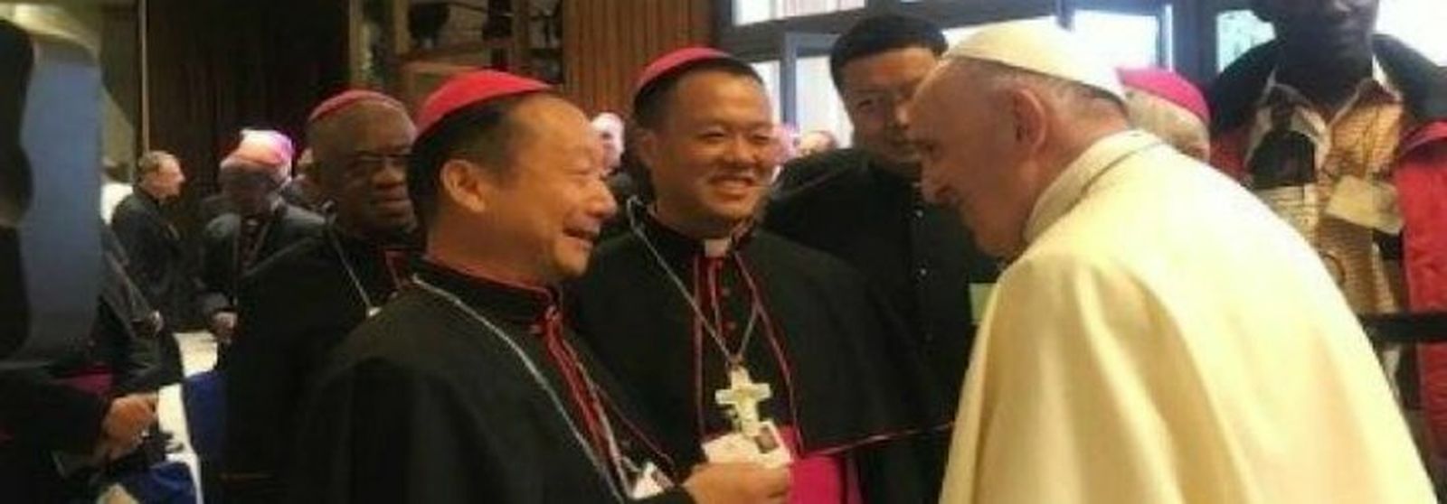 El Papa saluda a los dos obispos chinos presentes en el Sínodo