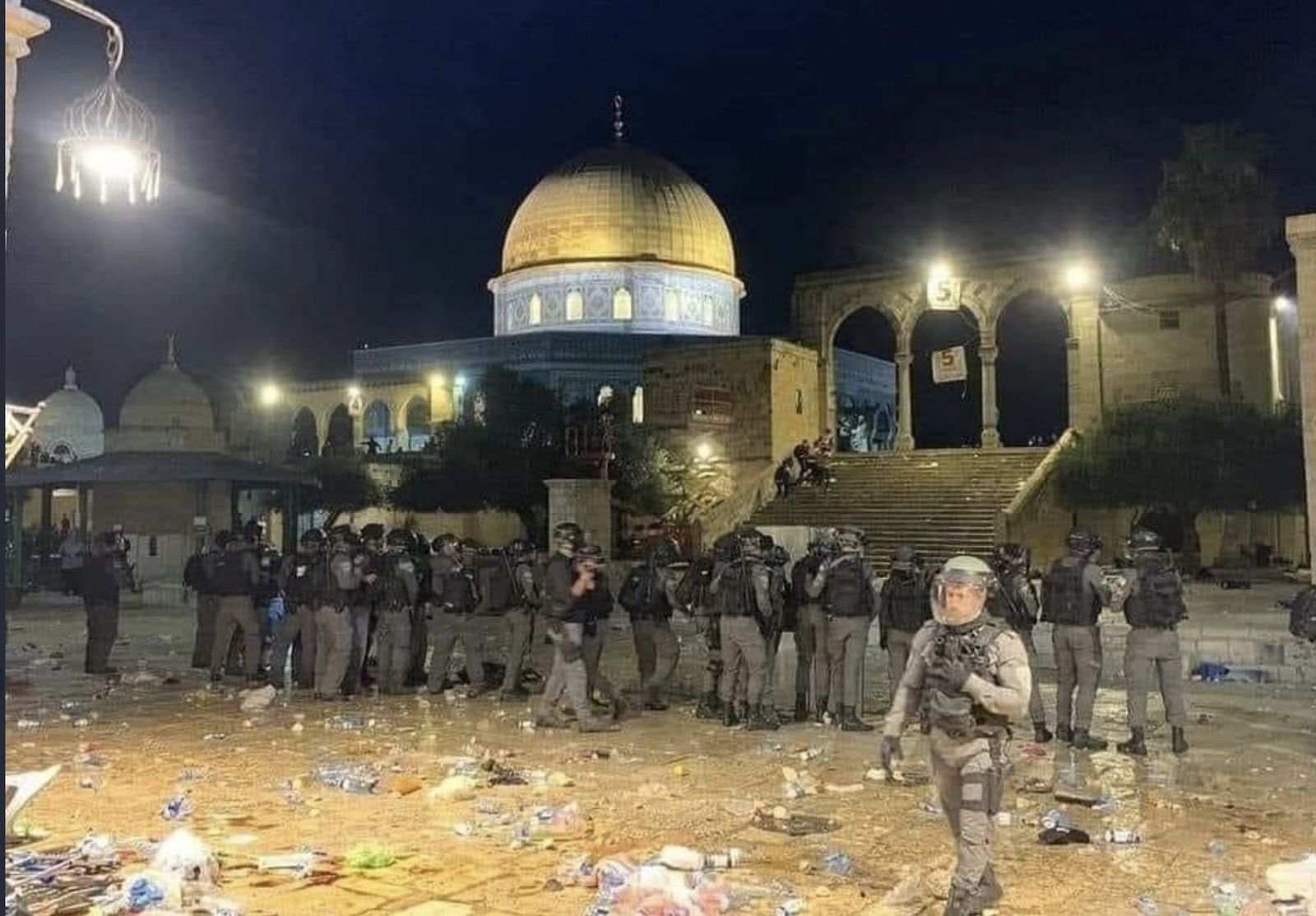 Los agentes israelis, frente a la mezquita de Al Aqsa