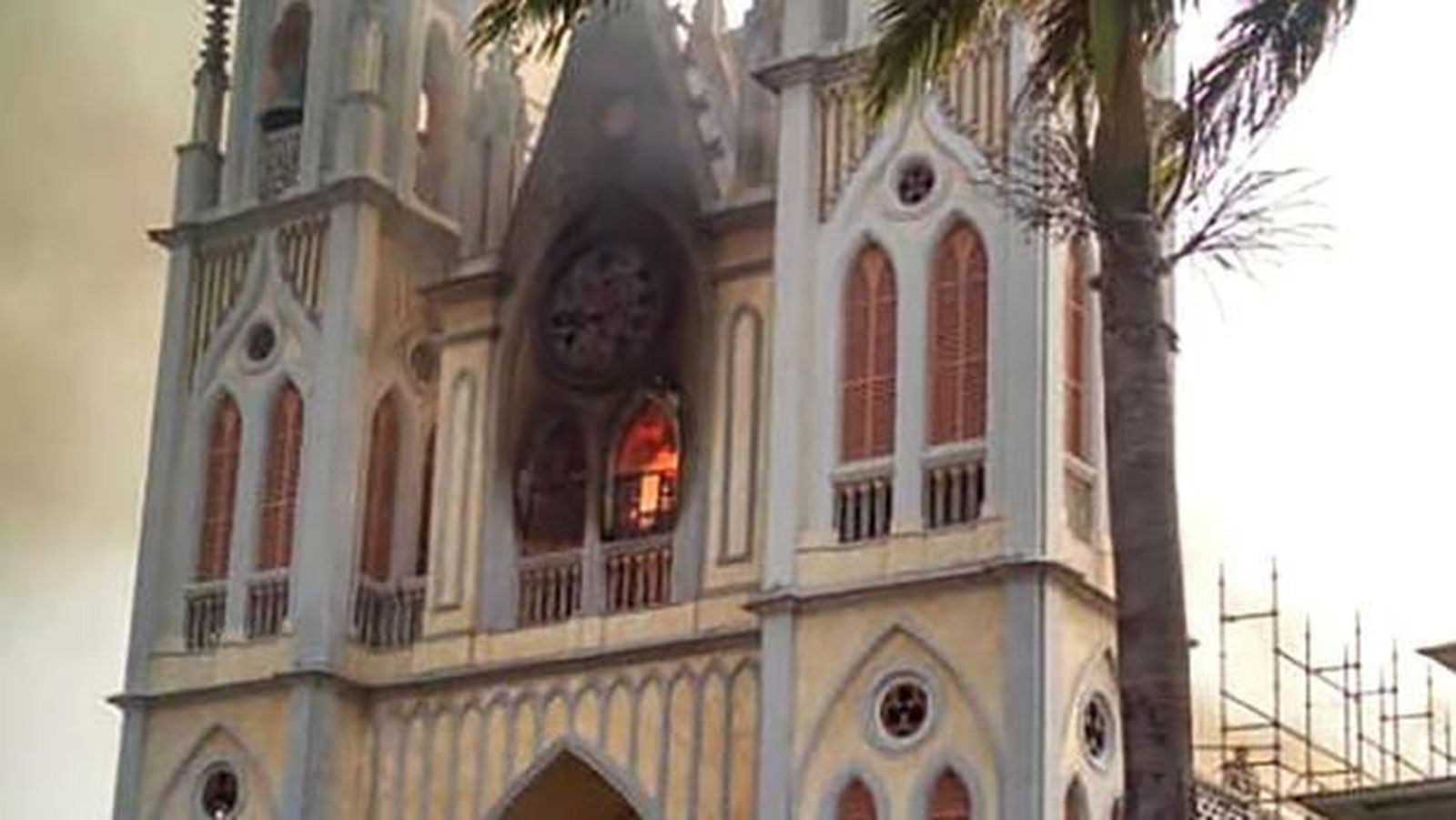La fachada de la catedral de Malabo, durante el incendio