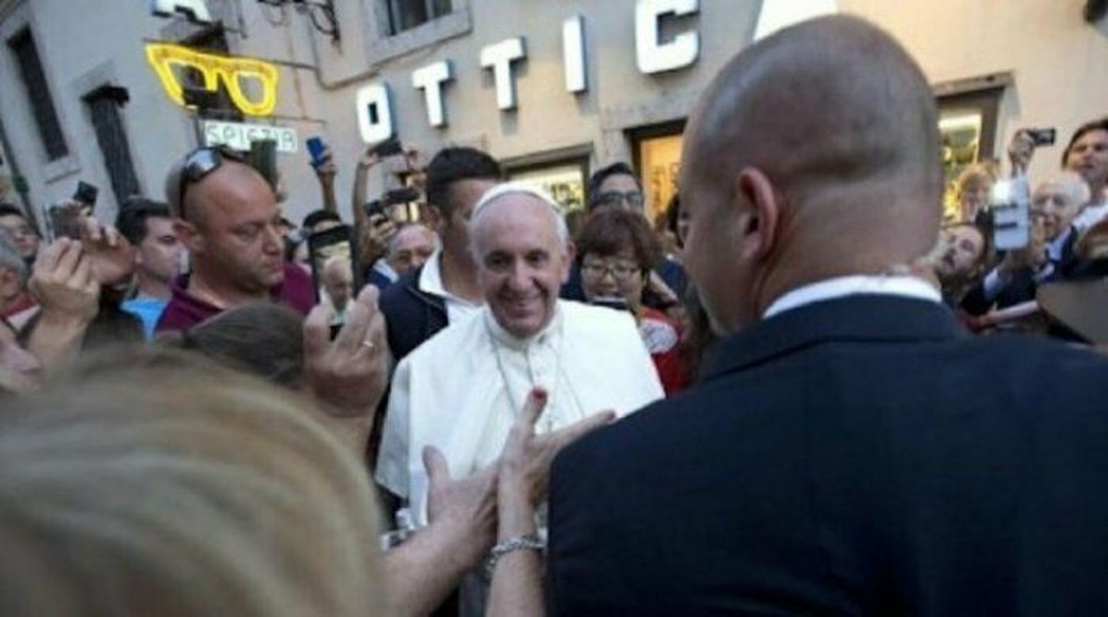 El Papa Francisco, saliendo de la óptica
