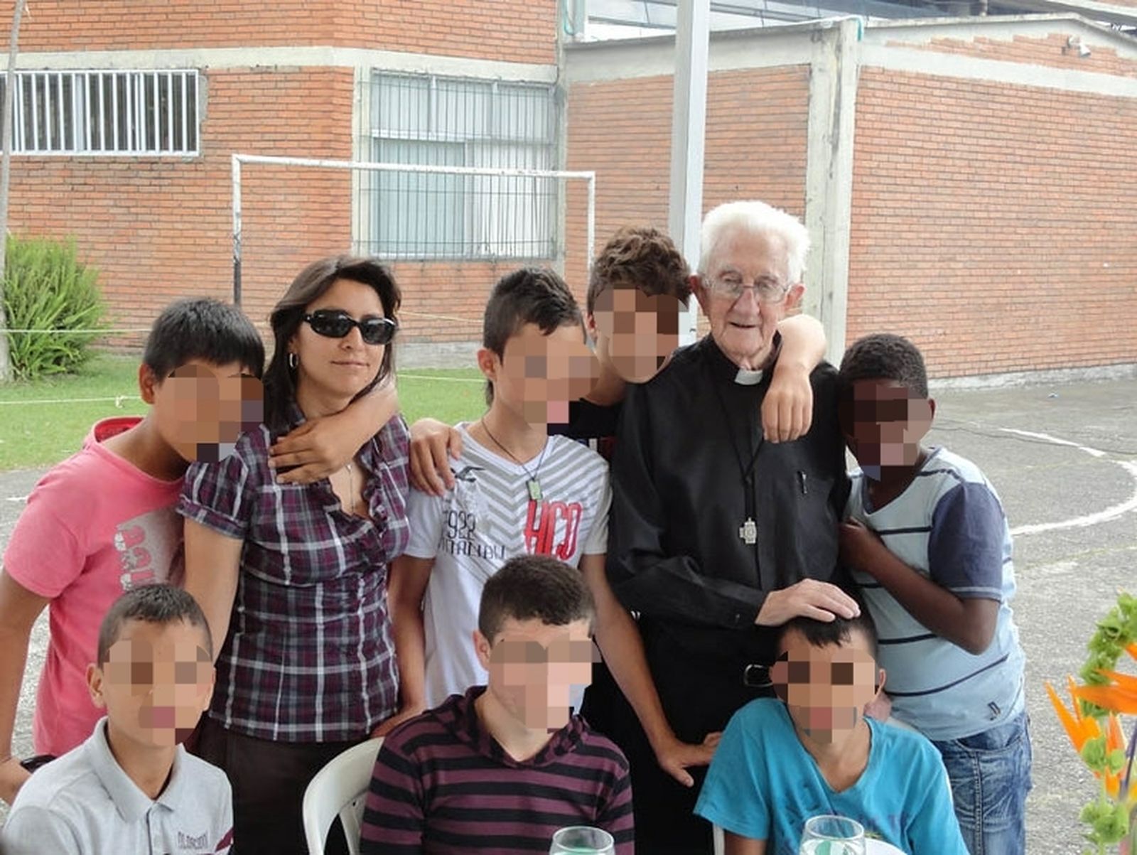 Abella con niños de la fundación