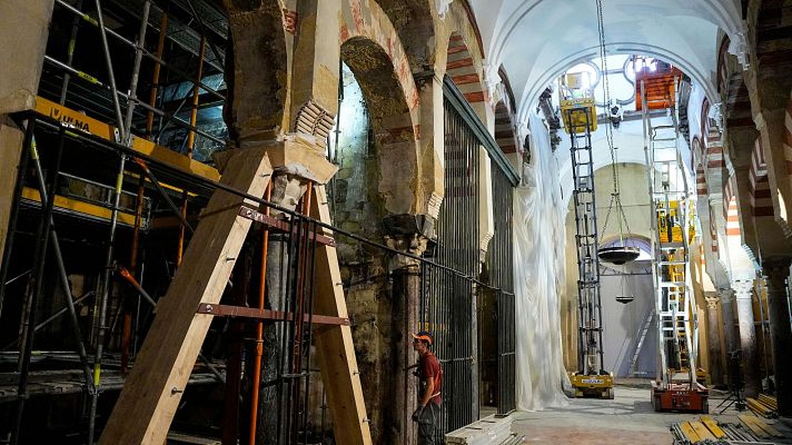 Trabajos de restauración en la Mezquita catedral de Córdoba