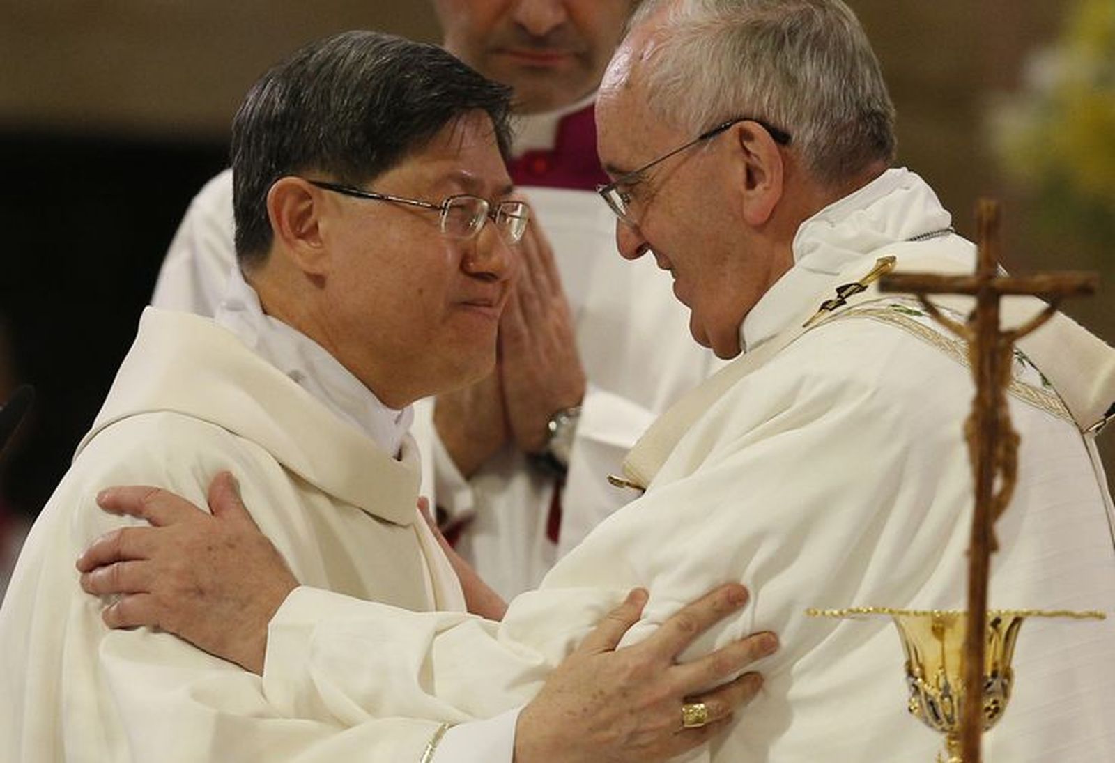 El Papa abraza a Tagle