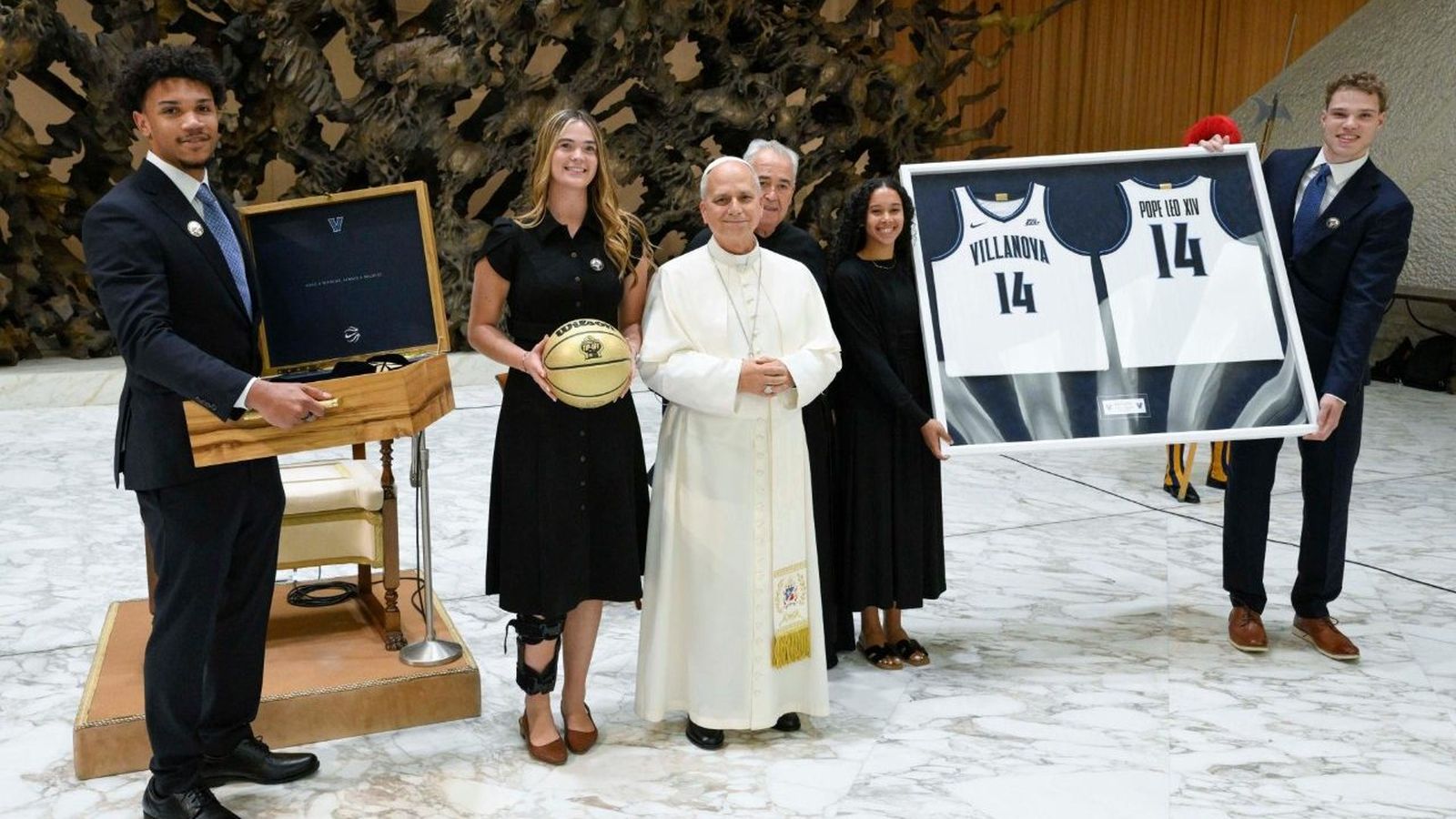 León XIV recibe los regalos los miembros de la University of Notre Dame y la Villanova Universityegalos durante la audiencia