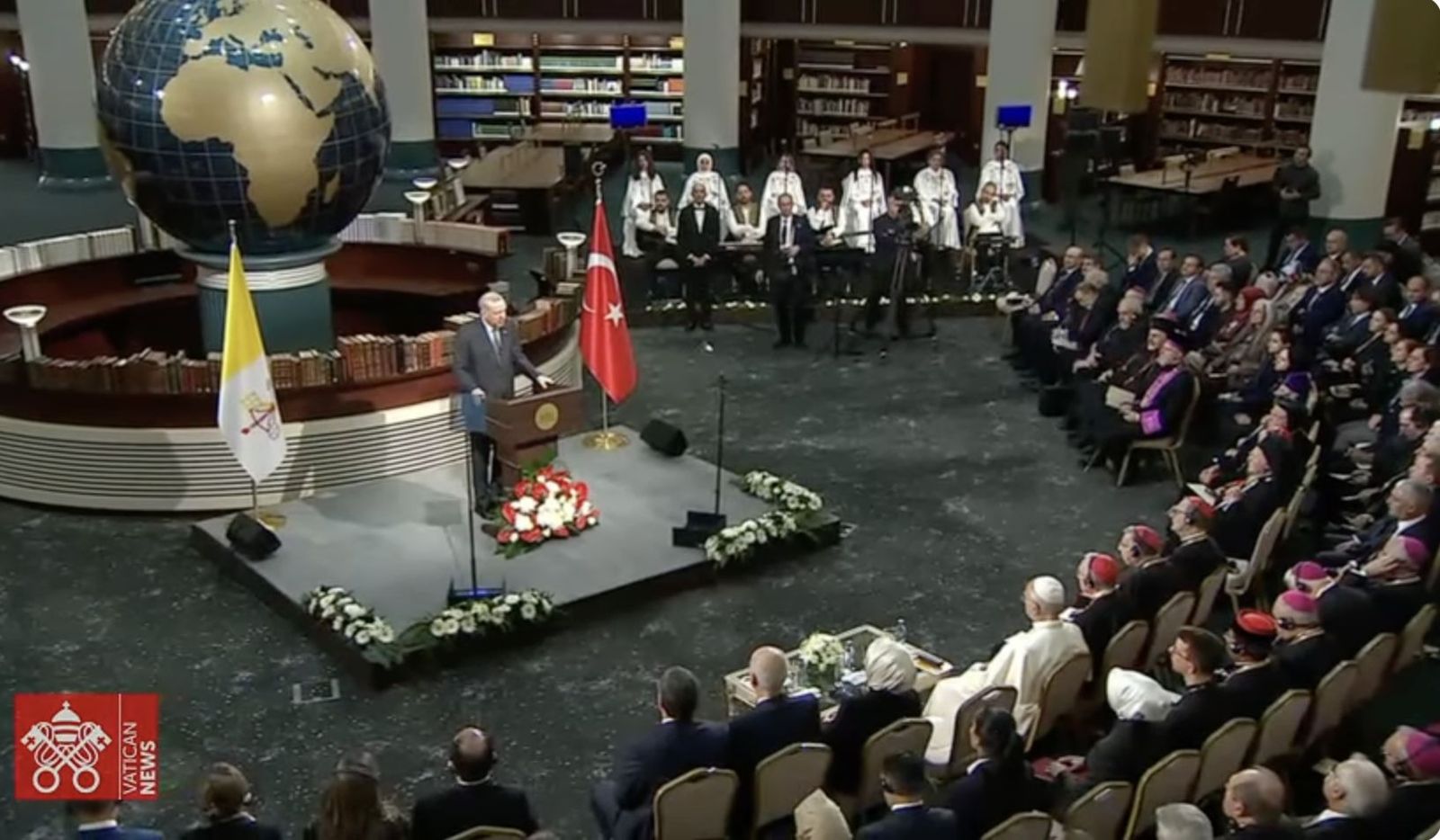 León XIV escucha entre el público al presidente de Turquía