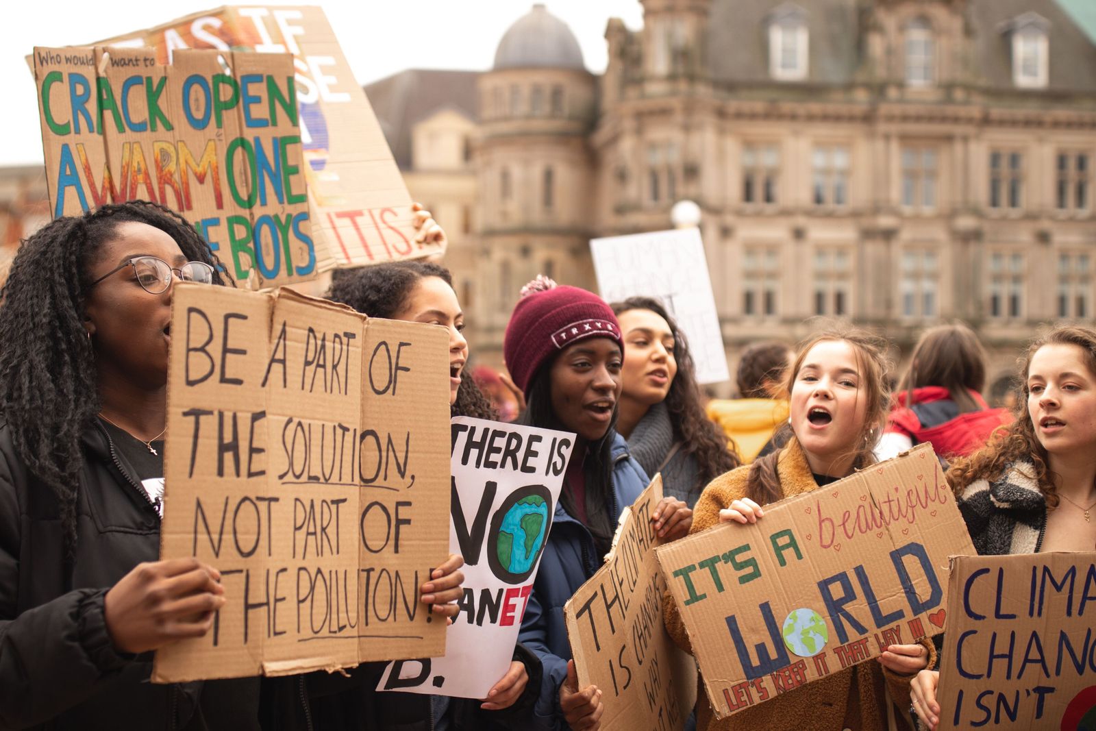 Jóvenes manifestándose en favor de la protección del planeta