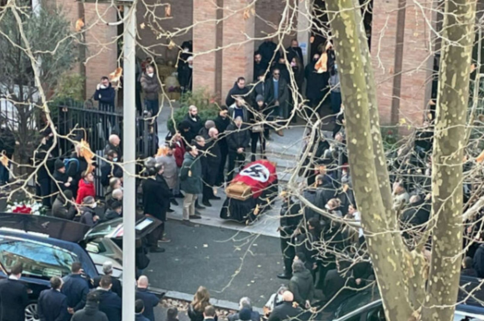 Funeral con esvástica nazi