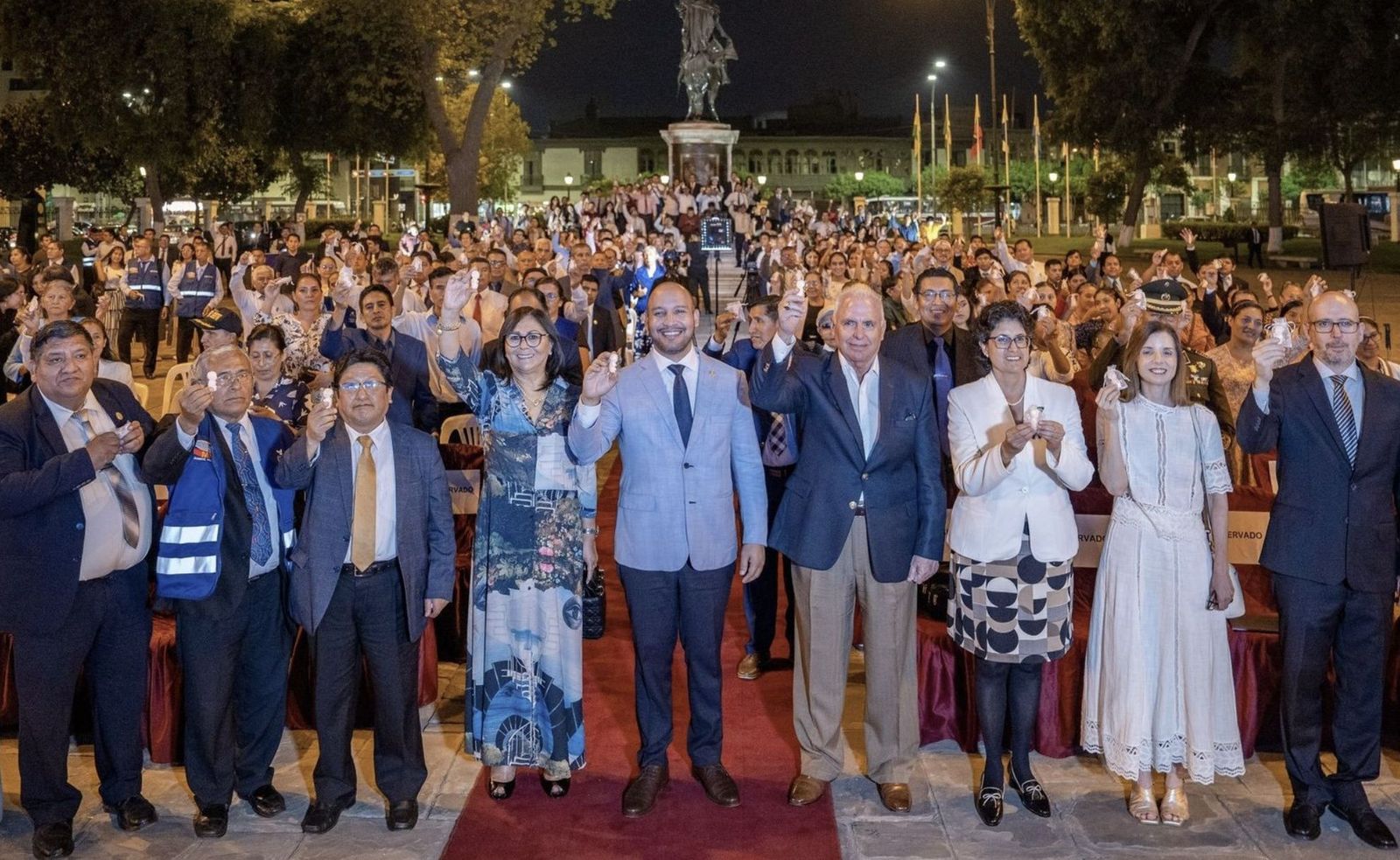 Caccia y Blanco (a la dcha.) con congresistas peruanos