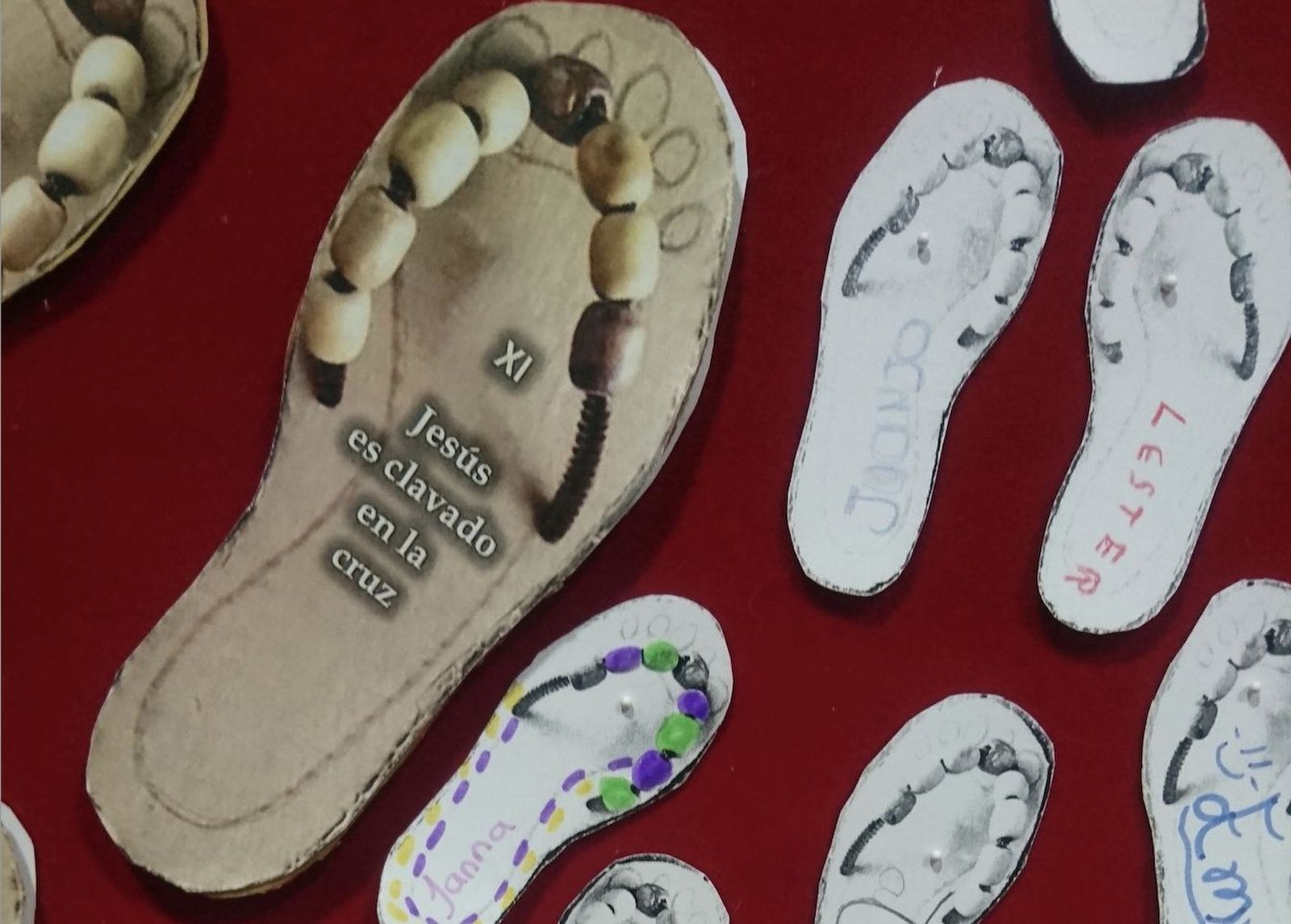 Las sandalias de los niños y niñas, al lado de las de Jesús
