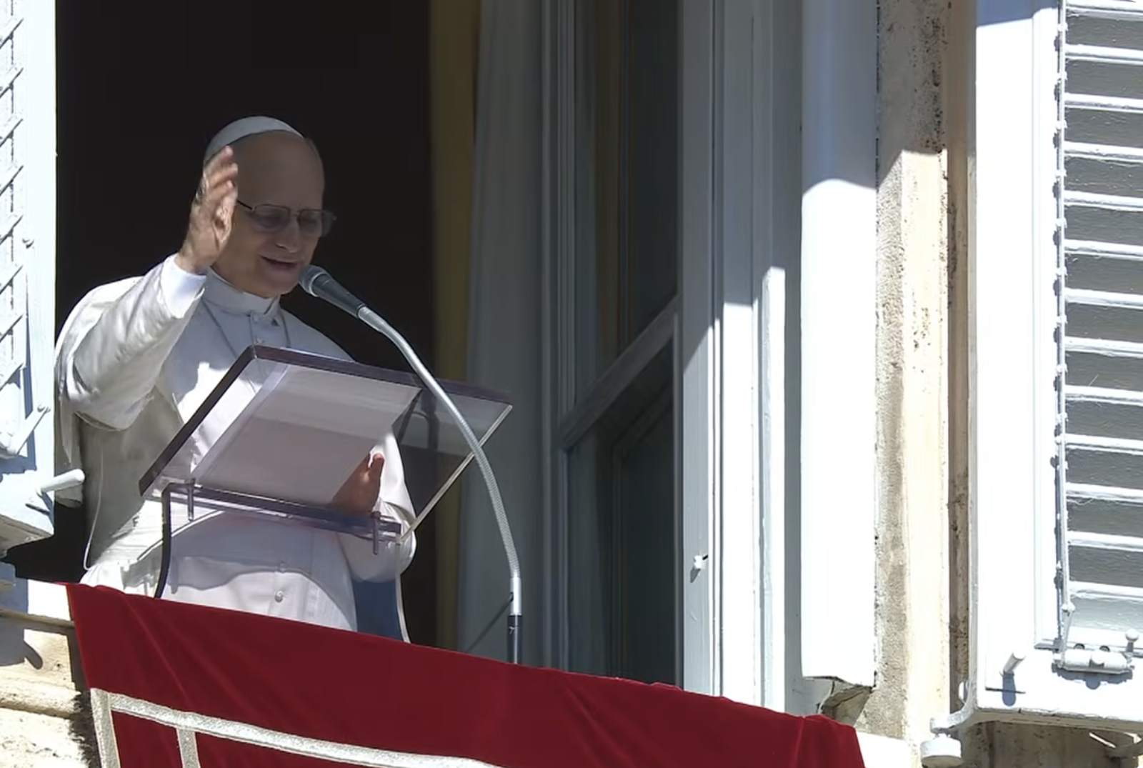 El Papa imparte la bendición a los fieles