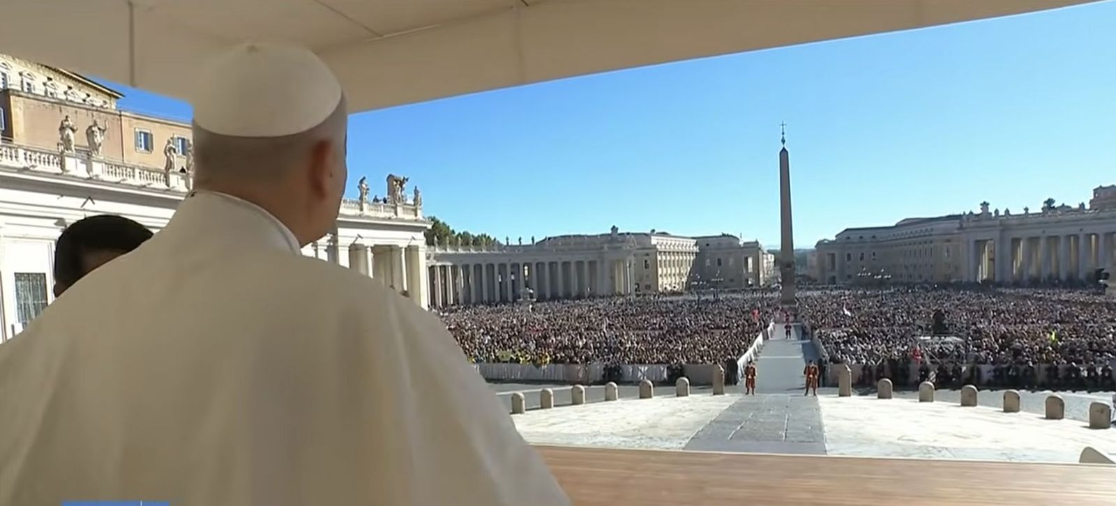 Prevost contempla a los fieles