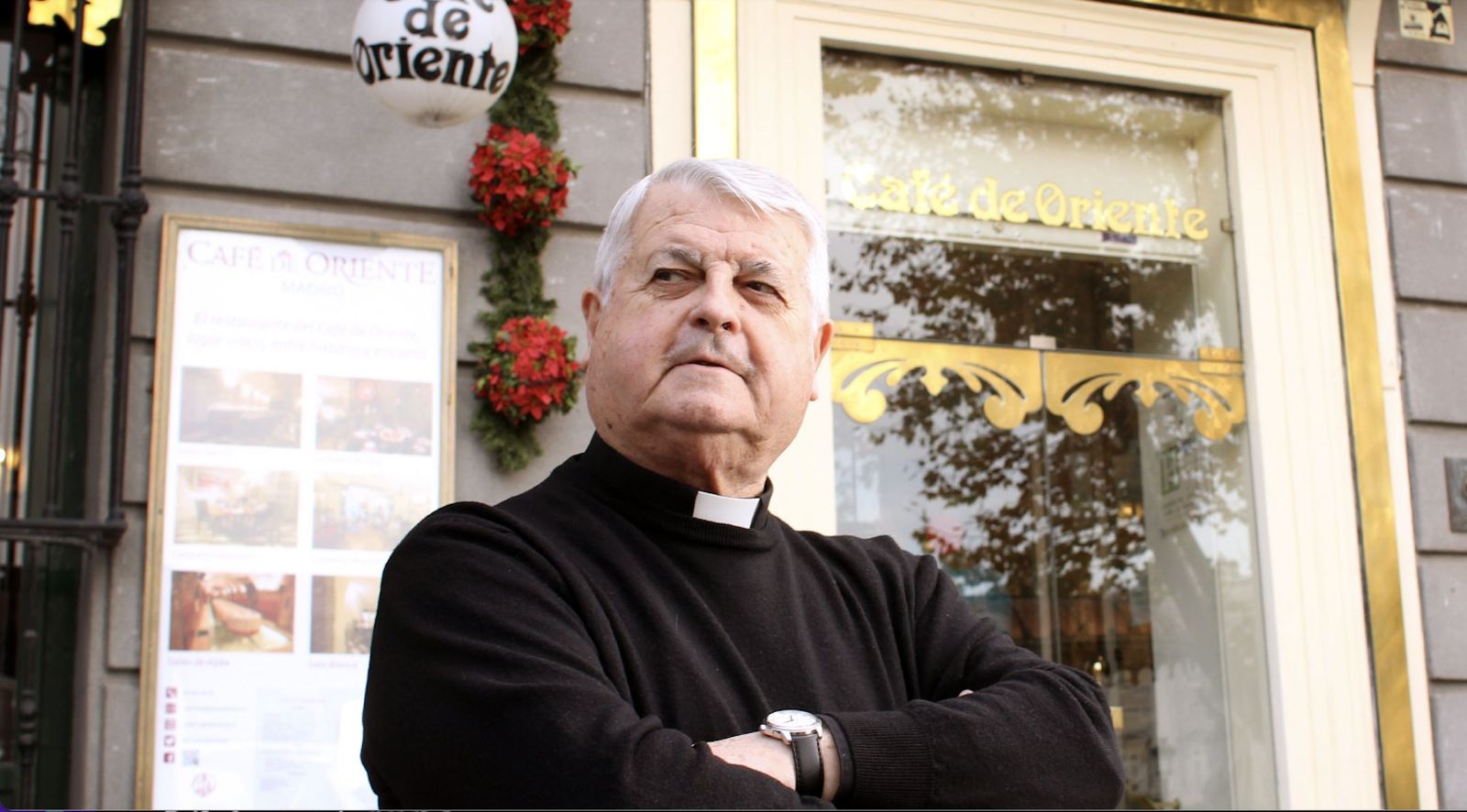 Luis de Lezama ante el Café de Oriente