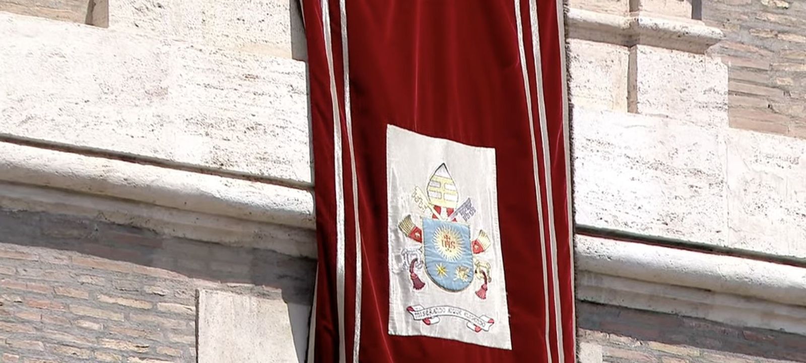 Escudo del Papa en el Palacio Apostólico