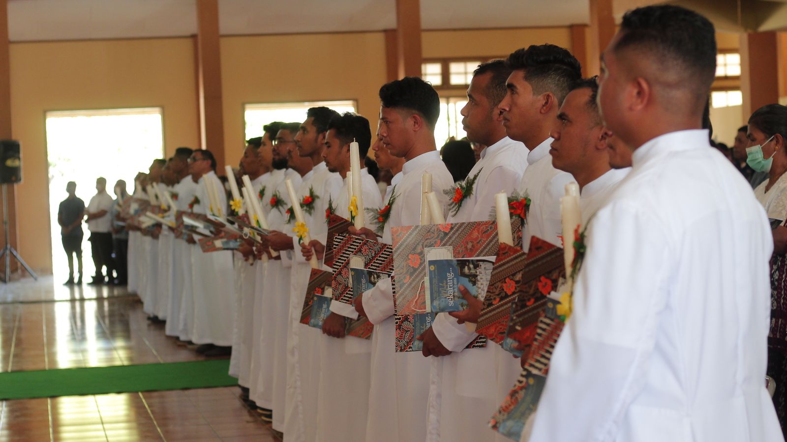 Los seminaristas de la Congregación del Verbo Divino (SVD) en la misa de votos perpetuos del 15 de agosto de 2021 en isla de Flores Indonesia