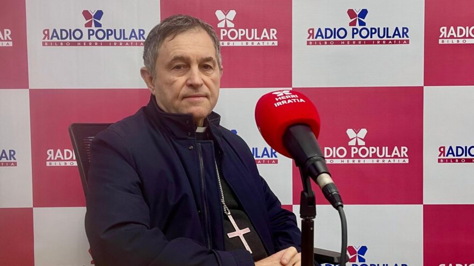 El obispo de Bilbao en los estudios de la emisora vasca