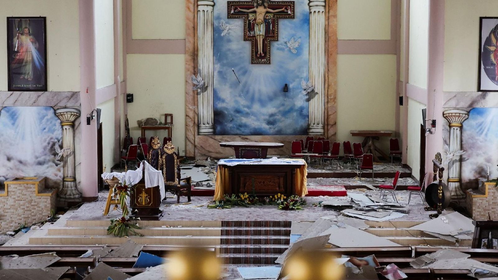 Efectos del terremoto en un templo de Indonesia