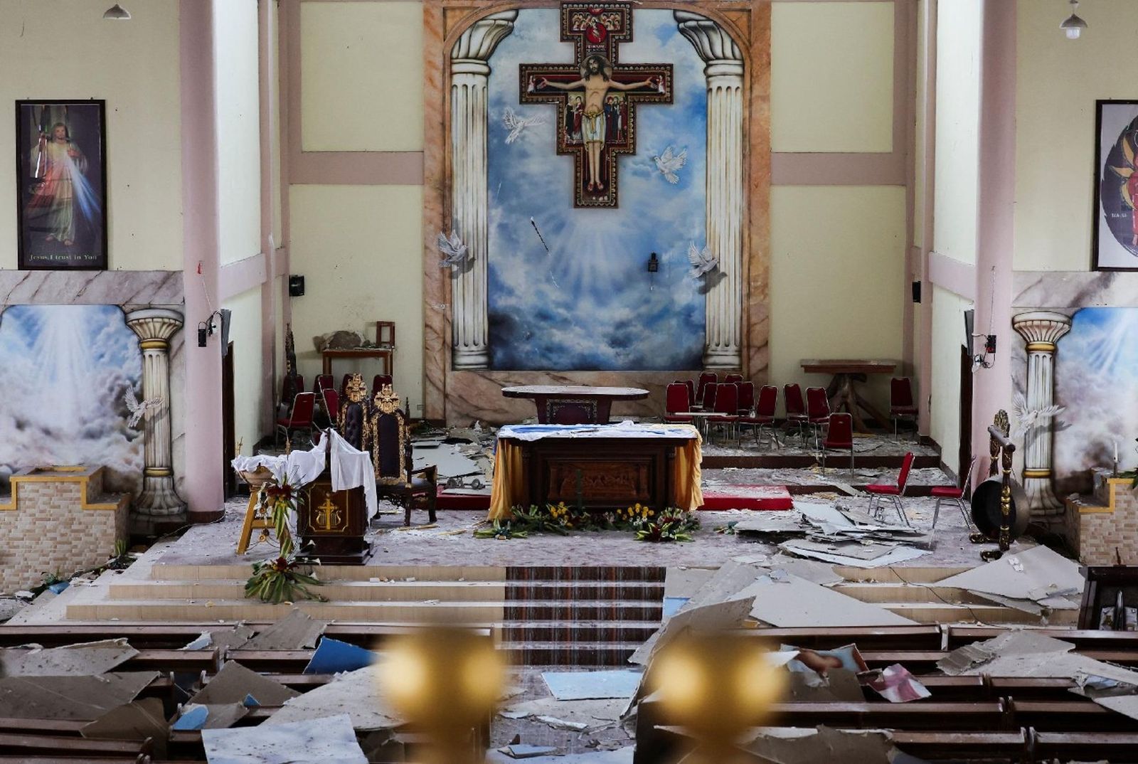 Efectos del terremoto en un templo de Indonesia