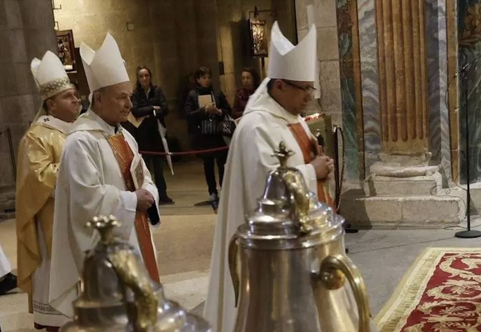 El obispo Mora, en la catedral de Santiago, delante de monseñor Agrelo y Prieto, el arzobispo compostelano