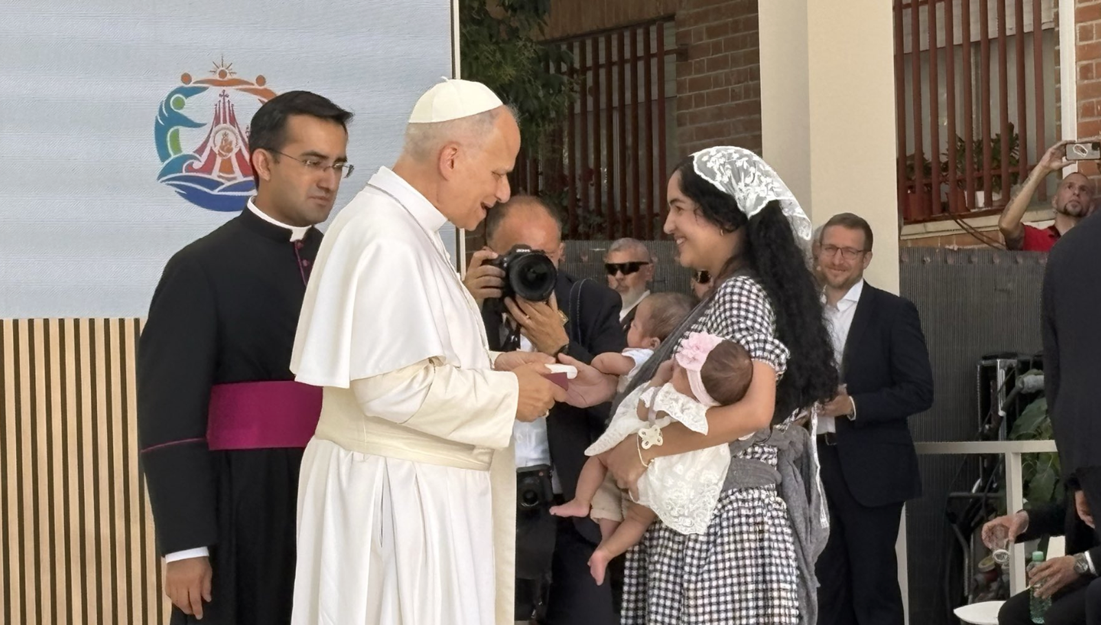 El Papa bendice a las hijas de Niurka