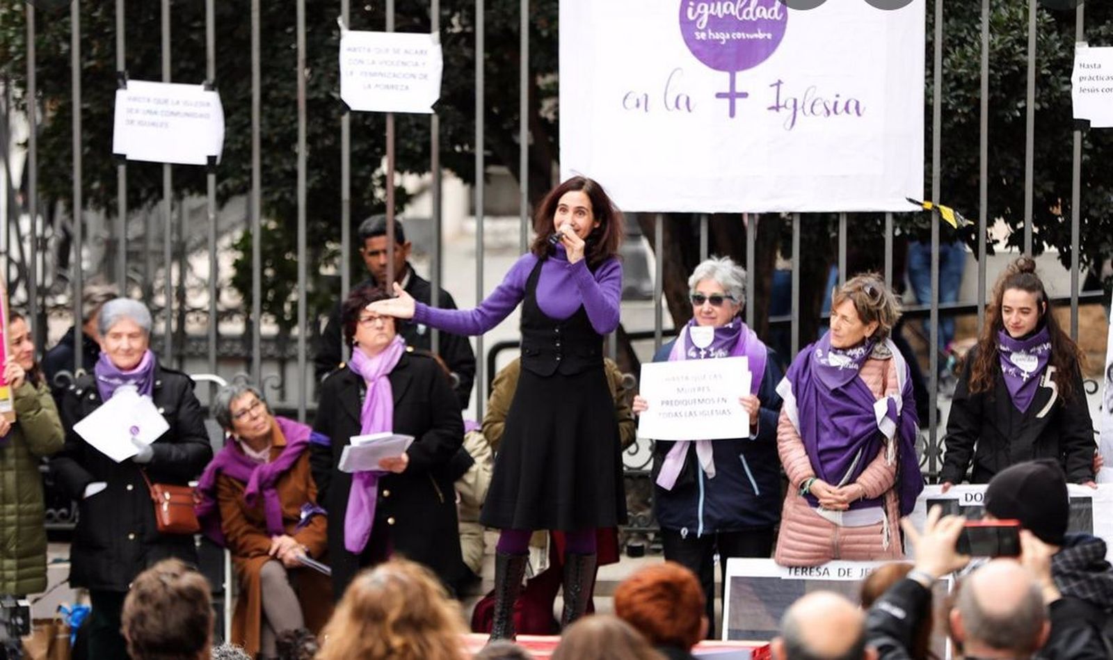 Revuelta de mujeres en la Iglesia
