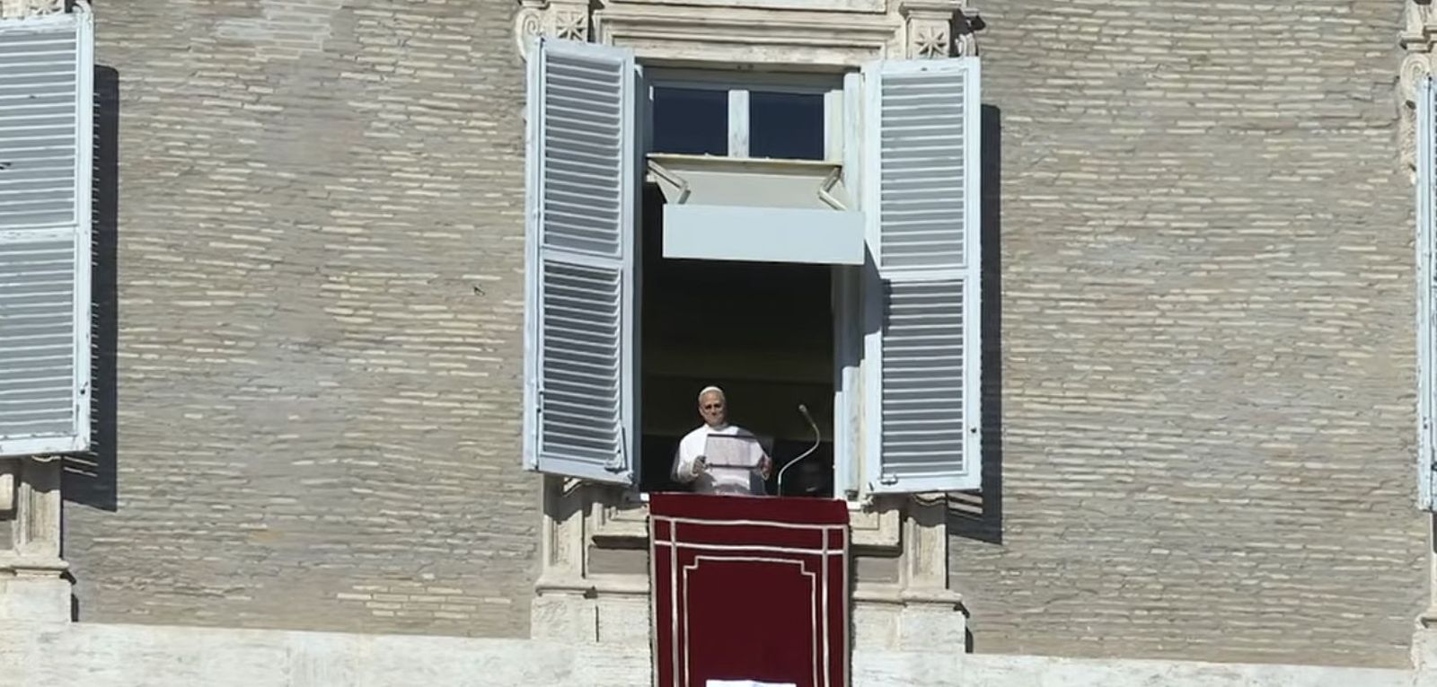 León XIV, desde el balcón