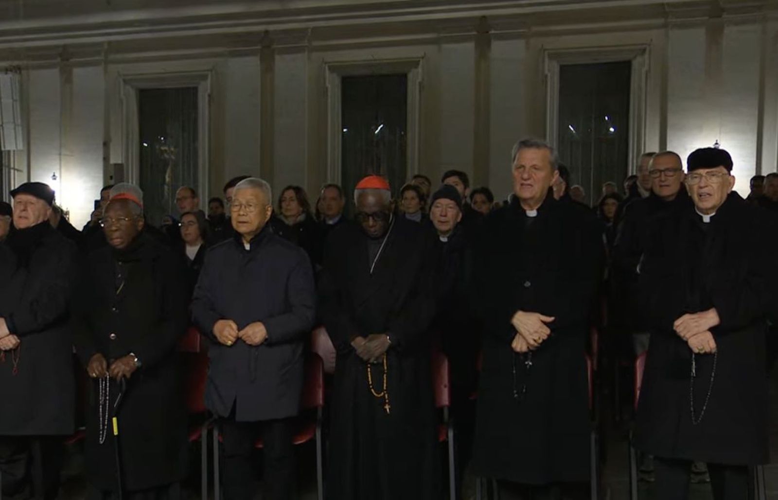 Cardenales rezan el rosario por el Papa