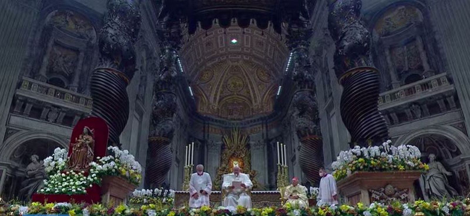 El Papa subió al altar para leer la homilía