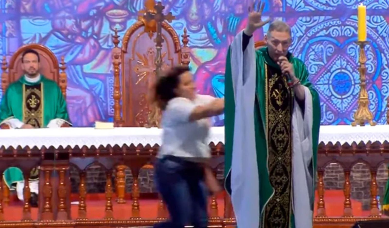 Una mujer lanza a un sacerdote desde el presbiterio en plena misa