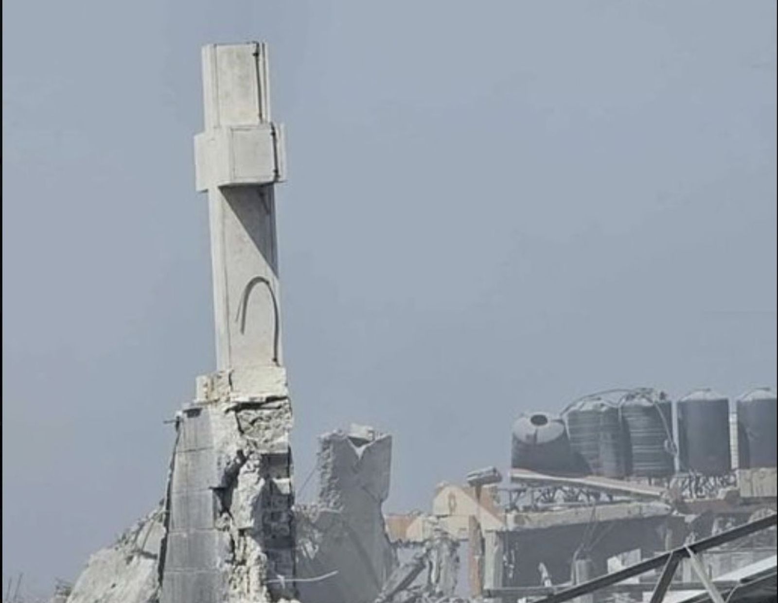 La cruz de la parroquia bombardeada por Israel