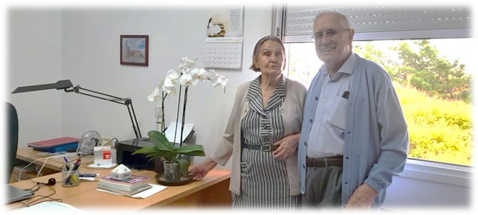Fr. Manuel, con su hermana Toña y la orquídea, en la Residencia