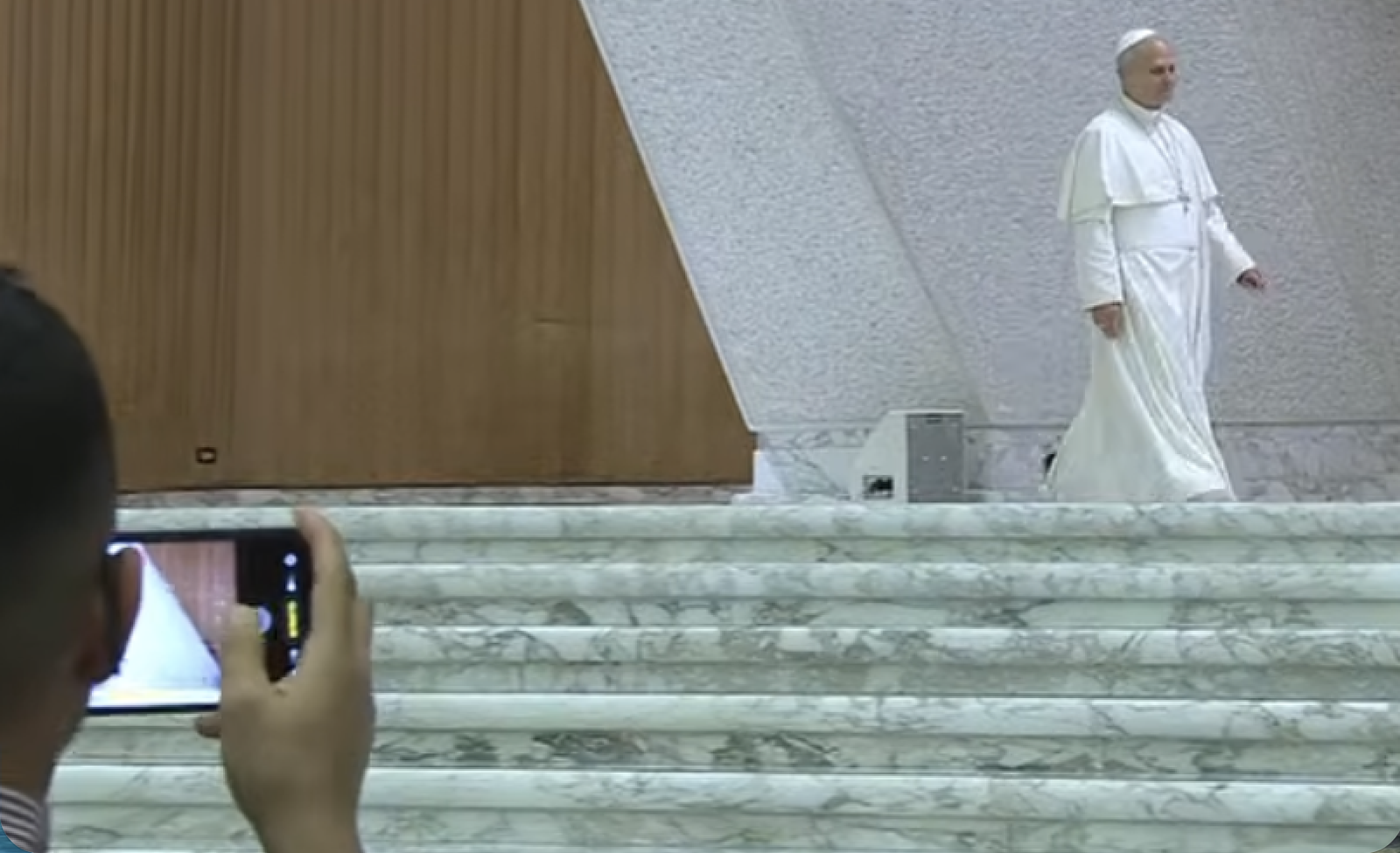 El Papa llega al Aula Pablo VI