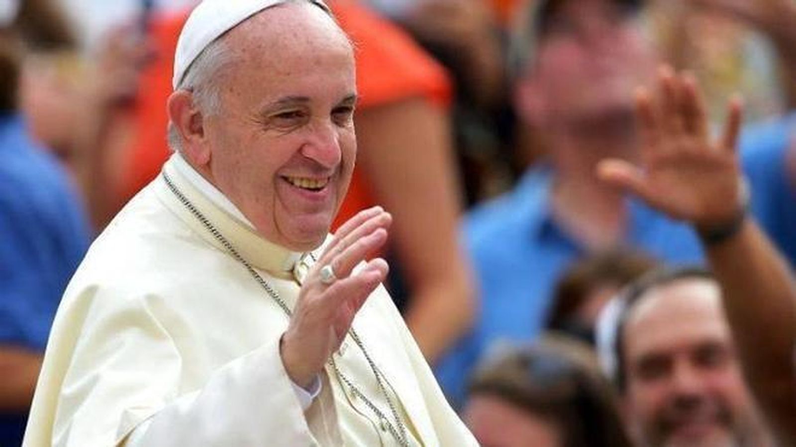 Francisco saluda a los fieles