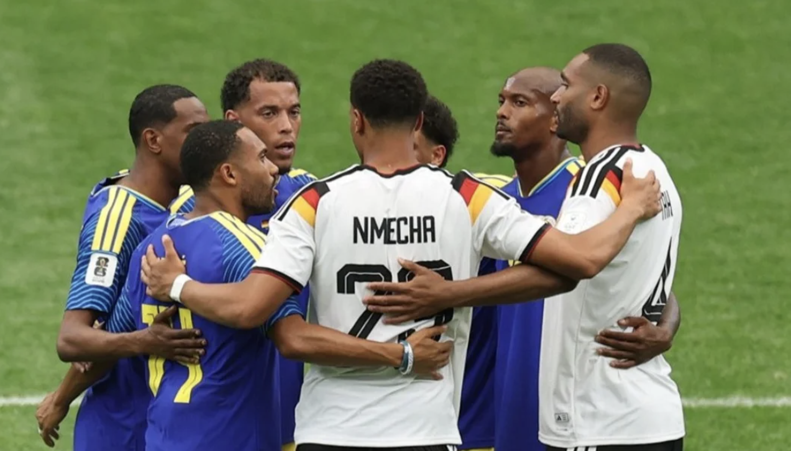 Jugadores de Alemania y Curaçao rezan juntos al término de su partido