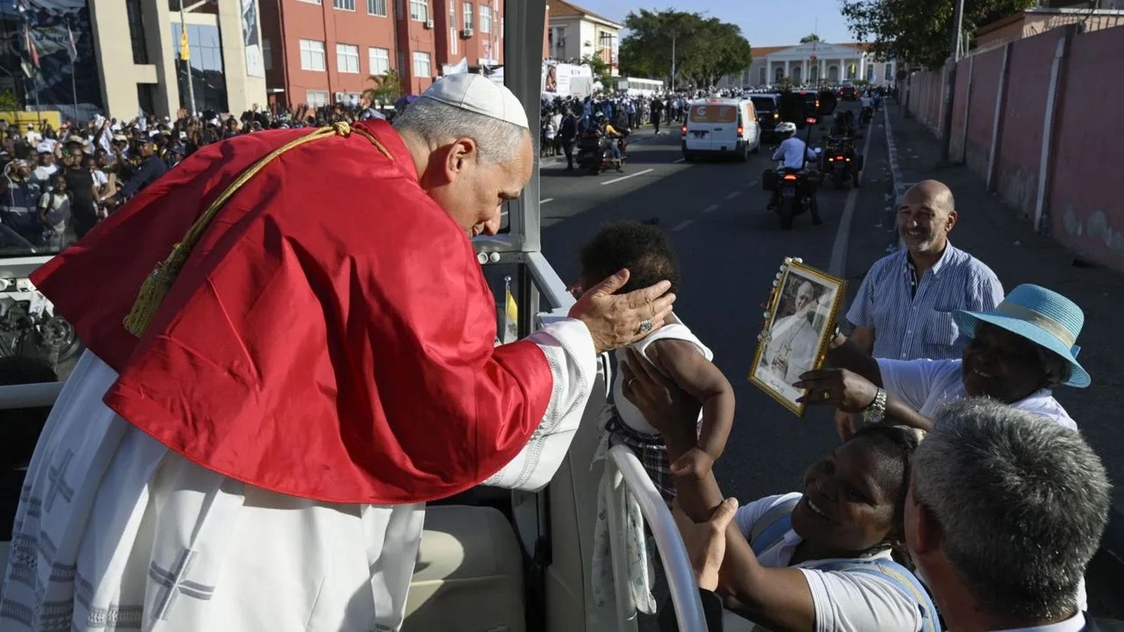 León XIV saluda a un niño en Luanda. Angola