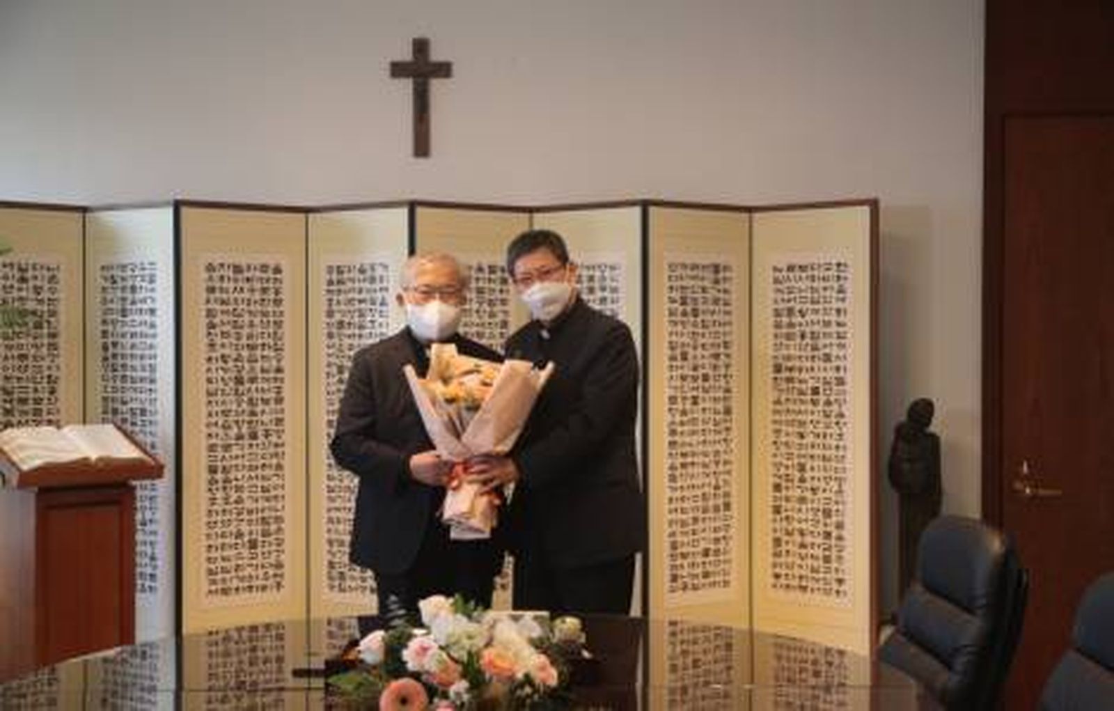 Cardenal Yeom (izquierda) y arzobispo Chung