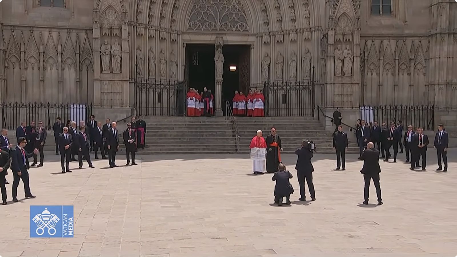 El Papa y Omella, a las puertas de la catedral de Barcelona