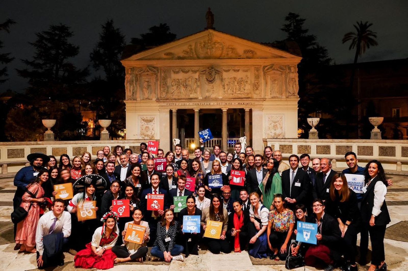 Representantes de organismos internacionales y Jóvenes participantes del Simposio de Jóvenes en el Vaticano 2019 frente al patio de la sede de la Pontificia Academia de las Ciencias, Casina Pío IV,  Ciudad del Vaticano