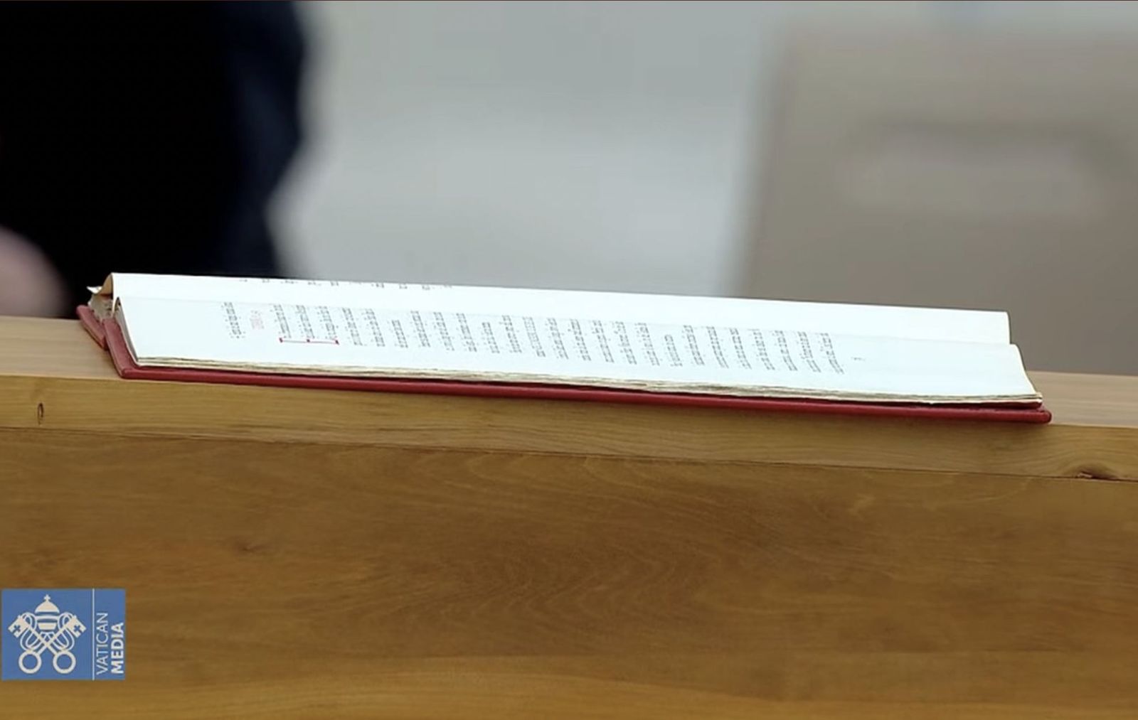 El Evangelio, sobre el ataúd de Benedicto XVI