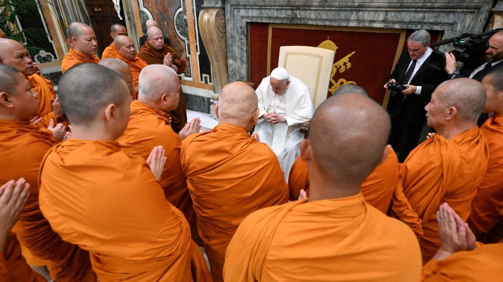 Francisco se inclina ante los budistas en señal de respeto